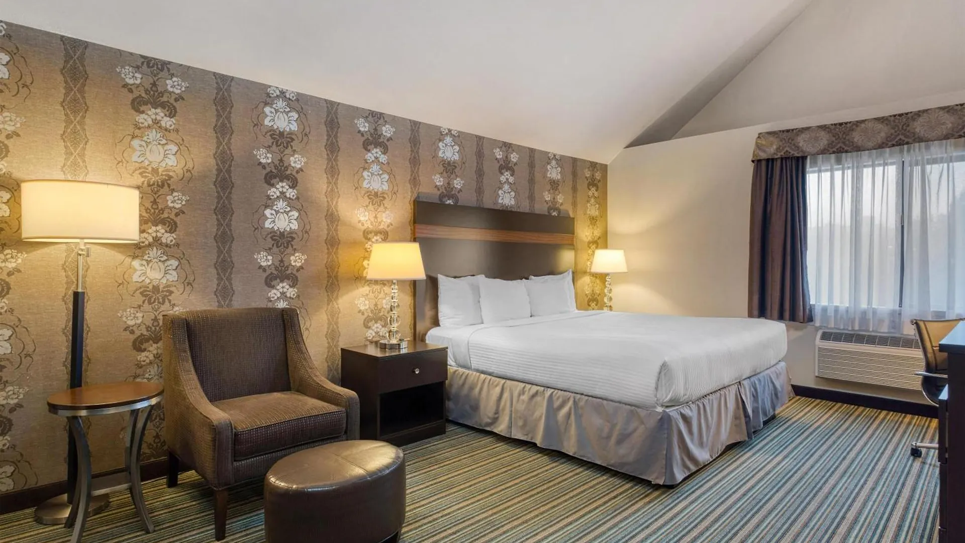 Where to Stay Near Royal Casino: 4 Airport Hotels in Everett