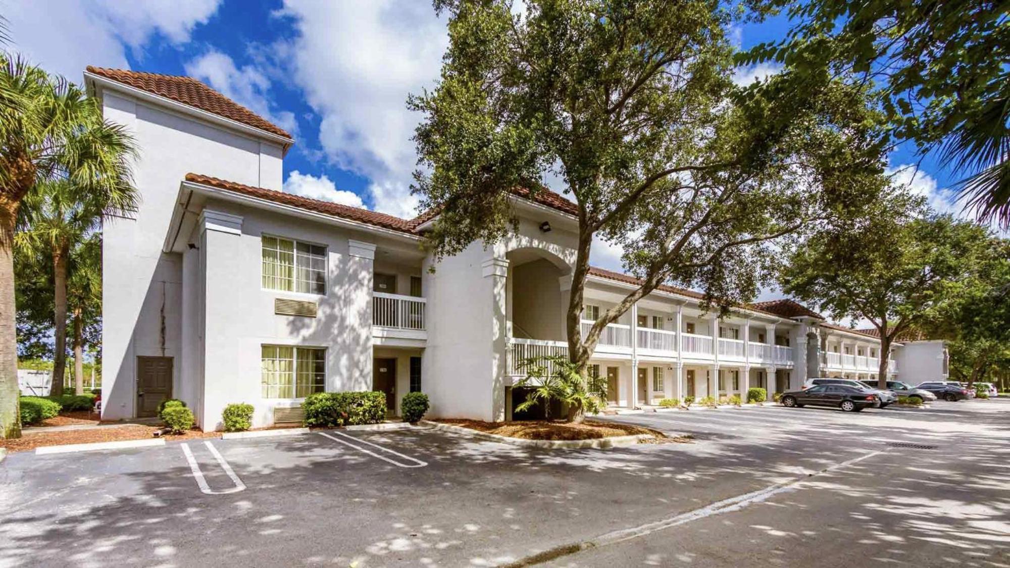 Staying Near Coral Springs Center for the Arts: 4 Hotels Compared
