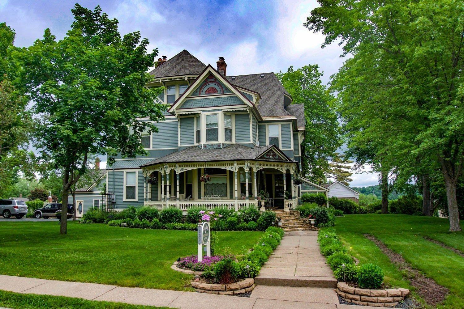 Where to Stay Near Graffiti Teen Ctr: 4 Hotels for Couples
